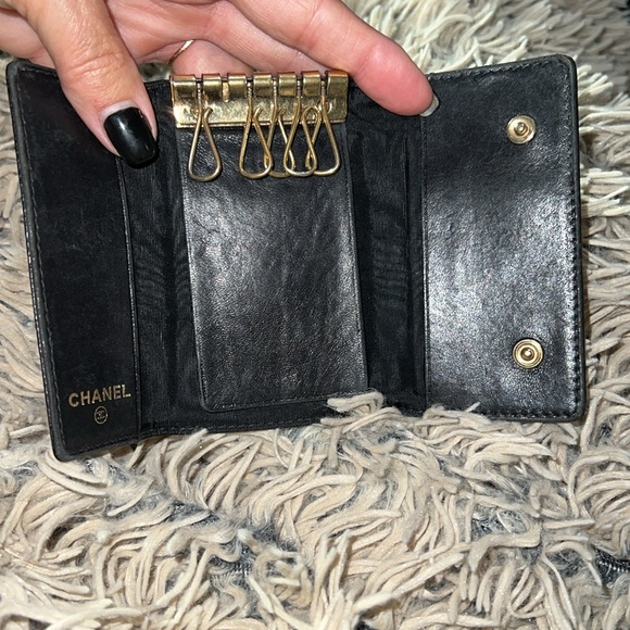 T-13: CHANEL Caviar Leather 6-Key Holder Case - Picture 4 of 9